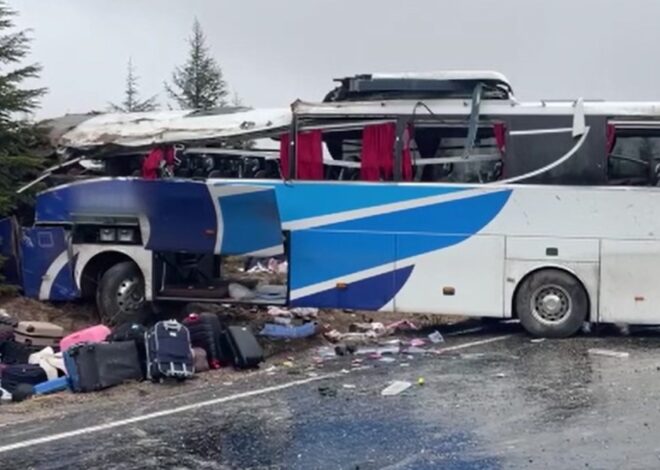 Eskişehir’de yolcu otobüsü devrildi: Ölü ve yaralılar var